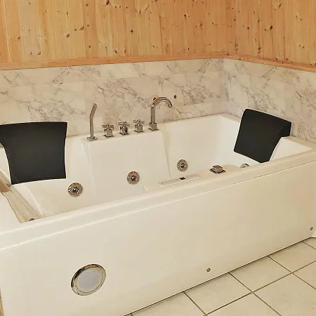 Three-bedroom Holiday In 31 *