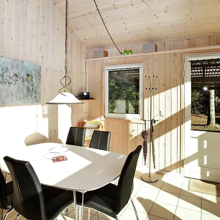 Three-bedroom Holiday In 31 * Oksbøl